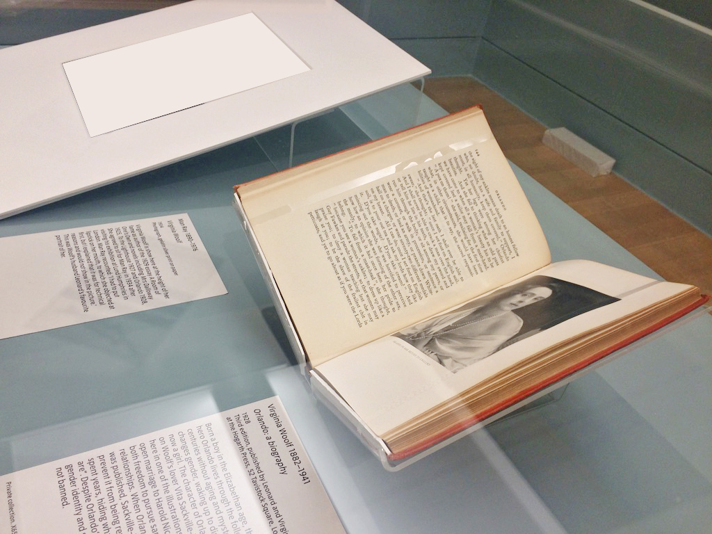 Book cradle display Tate gallery